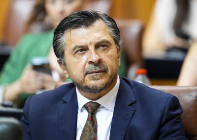 Antonio Martn, portavoz del G.P. Popular, escucha al presidente de la Junta de Andaluca 
