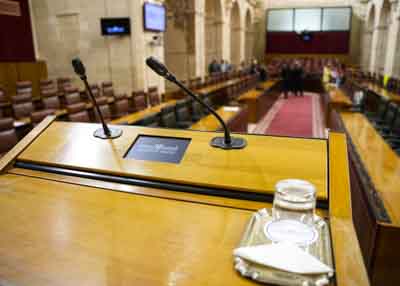 Detalle del atril preparado para la comparecencia del presidente de la Junta de Andaluca ante el Pleno de la Cmara 