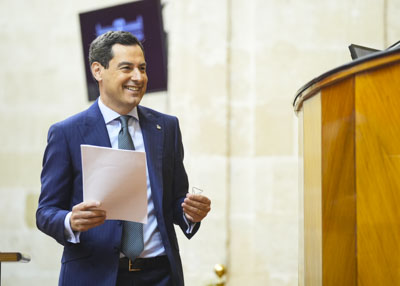 Juan Manuel Moreno, presidente de la Junta de Andaluca, se dirige al atril para iniciar su comparecencia