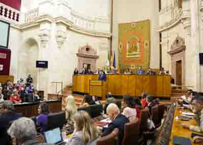  La Mesa y parte del Pleno del Parlamento de Andaluca durante la comparecencia del presidente de la Junta de Andaluca 