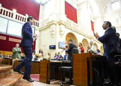  La bancada del Consejo de Gobierno de Andaluca aplaude al presidente de la Junta a la finalizacin de su discurso 

 