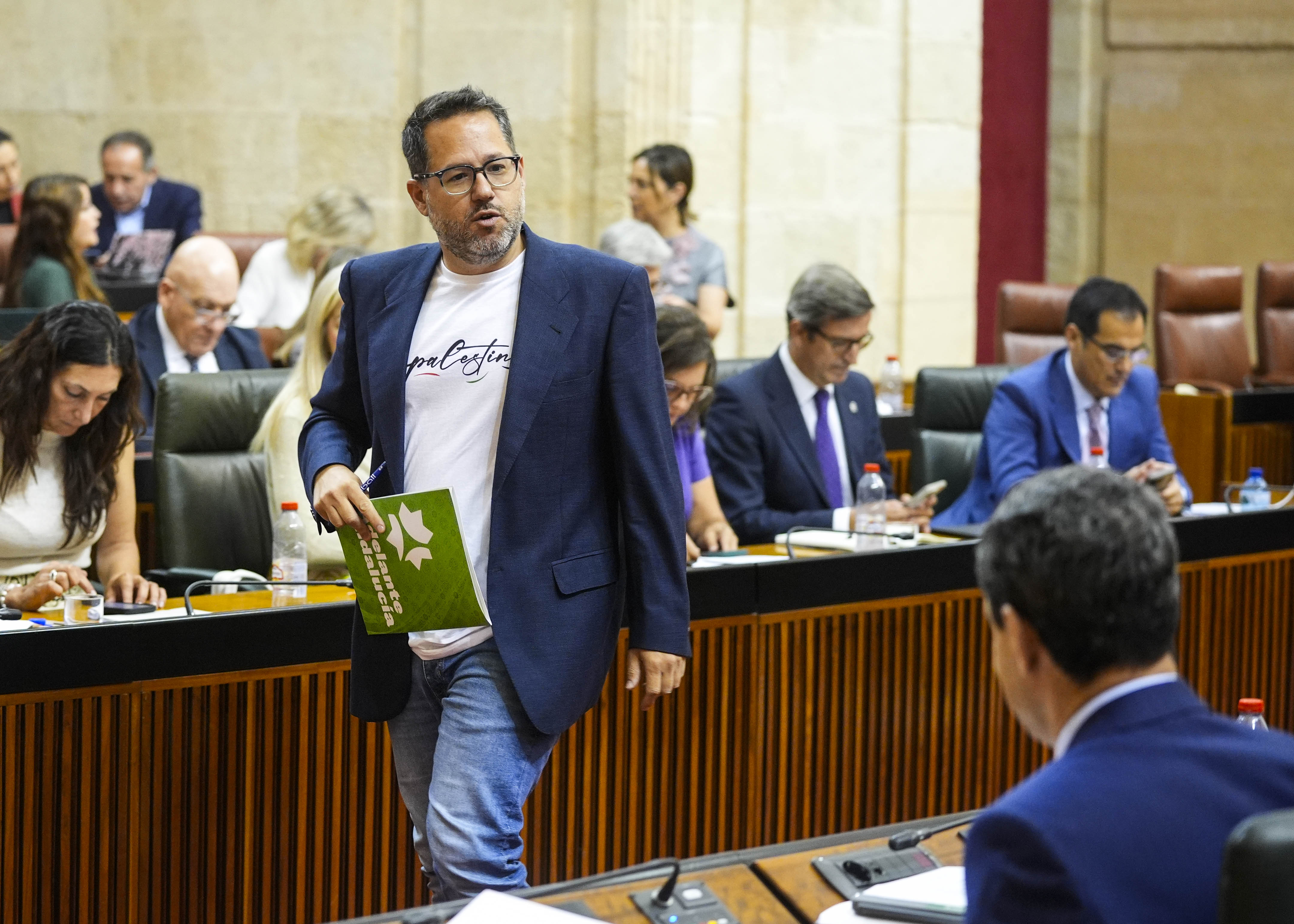 El portavoz del Grupo Mixto-Adelante Andaluca saluda al presidente cuando se dirige a posicionar a su grupo parlamentario