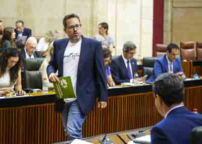El portavoz del Grupo Mixto-Adelante Andaluca saluda al presidente cuando se dirige a posicionar a su grupo parlamentario