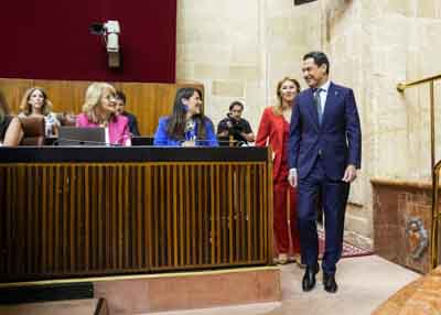 Juan Manuel Moreno, presidente de la Junta de Andaluca, entra en el saln de plenos  