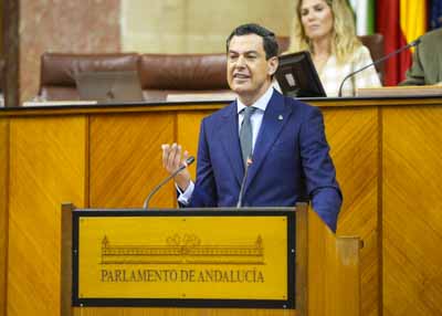 Juan Manuel Moreno, presidente de la Junta de Andaluca, en su turno de rplica al posicionamiento de los portavoces de los grupos parlamentarios 