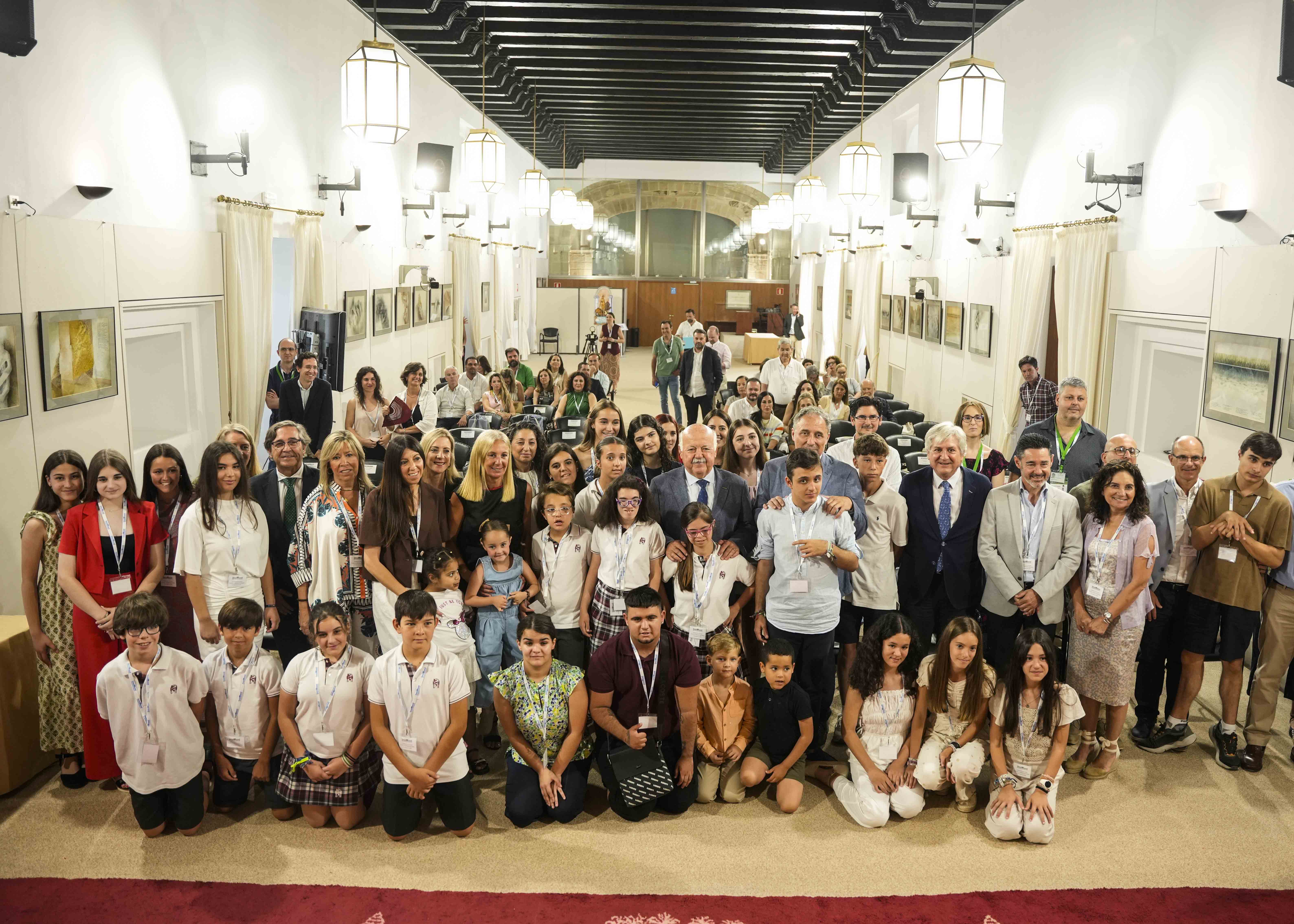  Foto de familia del presidente del Parlamento con los participantes en el acto de entrega de premios en la sala Alberto Jimnez-Becerril