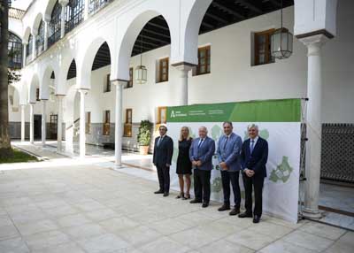  El presidente del Parlamento, la viceconsejera de Economa, el director general de Ordenacin y Evaluacin Educativa y representantes del Instituto de Estadstica y Cartografa de Andaluca