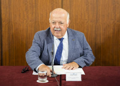 Jess Aguirre, presidente del Parlamento, da la bienvenida a los asistentes a la entrega de los premios del concurso escolar "Andaluca en un mapa" 
 