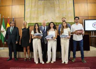 Premio en la categora de segundo y tercer ciclo de Primaria para "Andaluca de un vistazo, obra colectiva de tres alumnas de 6. de primaria del colegio Cruz Blanca de Aznalcllar (Sevilla)  