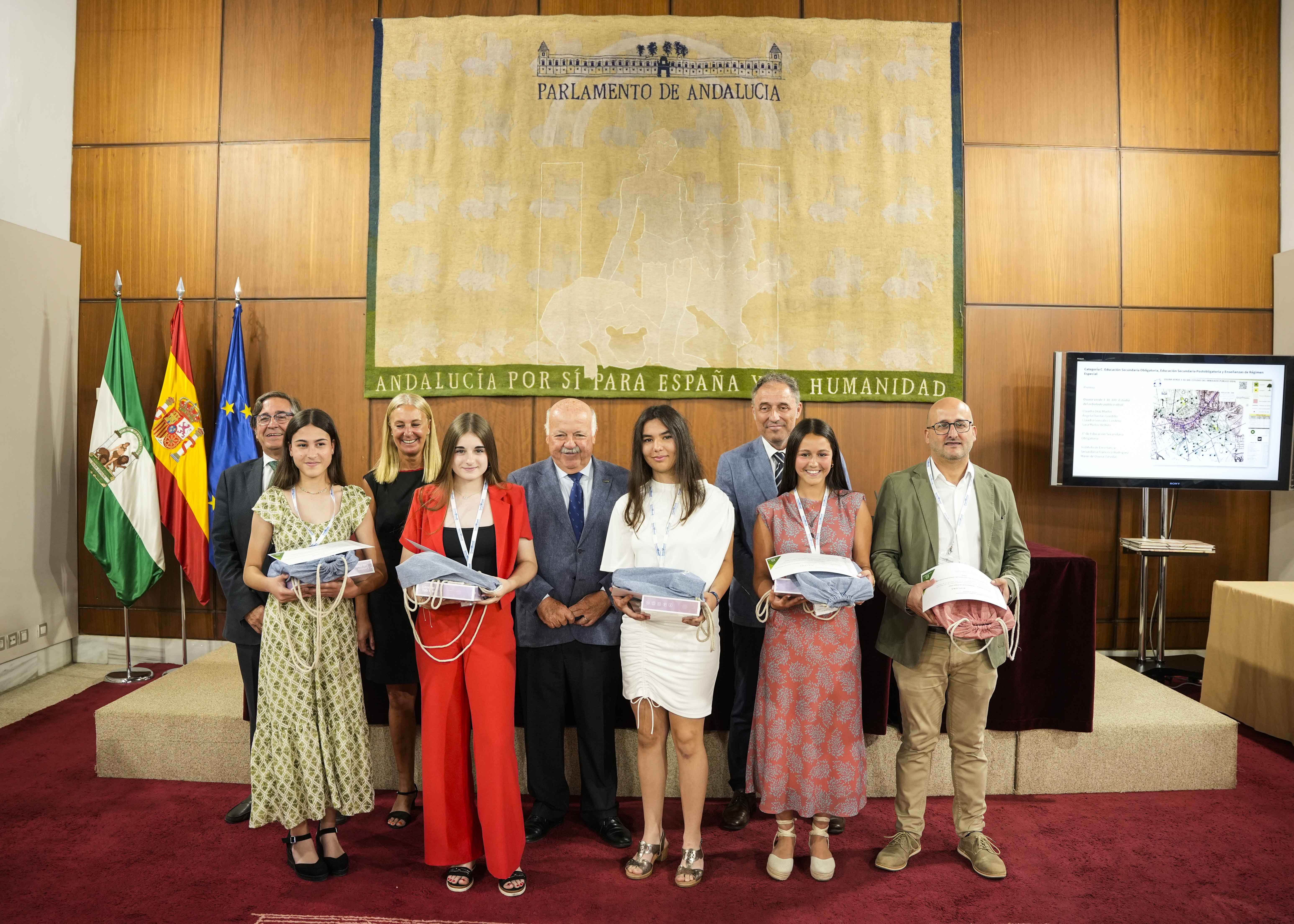    Premio en la categora ESO y Enseanzas de Rgimen Especial para "Osuna verde 3-30-300: Estudio del arbolado pblico ideal", trabajo colectivo realizado por cuatro alumnas de 3.  curso de ESO del IES Francisco Rodrguez Marn de Osuna (Sevilla)  