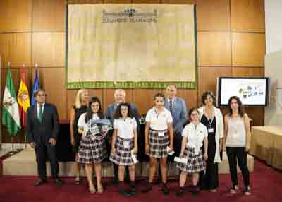   Accsit en la categora Educacin Permanente y Especial para "Andaluca brilla y hace brillar", una obra colectiva de alumnado de Educacin Especial del Colegio Santsima Trinidad-Sansuea de Crdoba. 