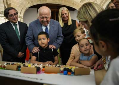 El presidente del Parlamento, Jess Aguirre, con los alumnos de uno de los trabajos premiados  