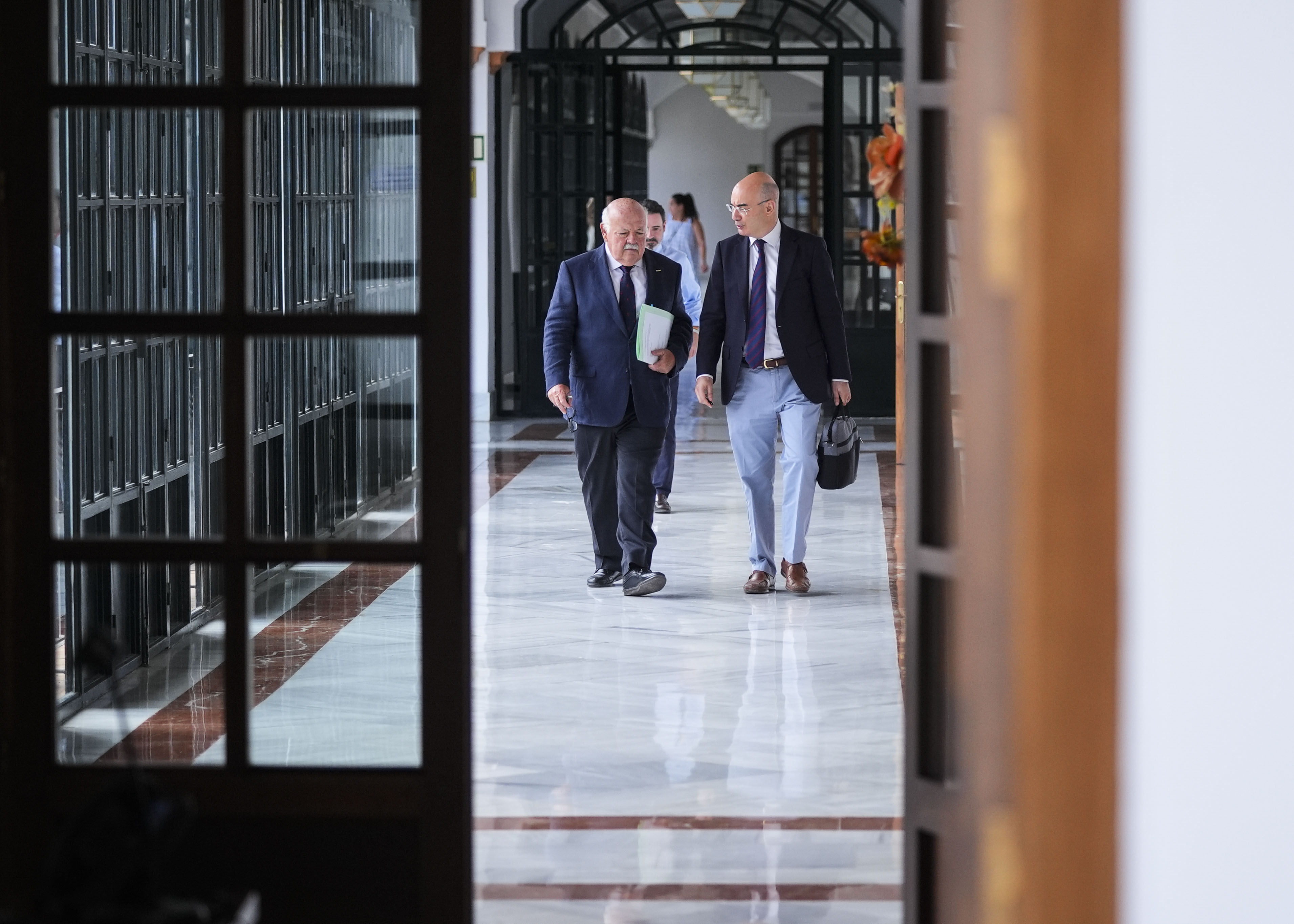 El presidente del Parlamento de Andaluca, Jess Aguirre, se dirige a la Junta de Portavoces acompaado por el letrado mayor de la Cmara, Manuel Carrasco 