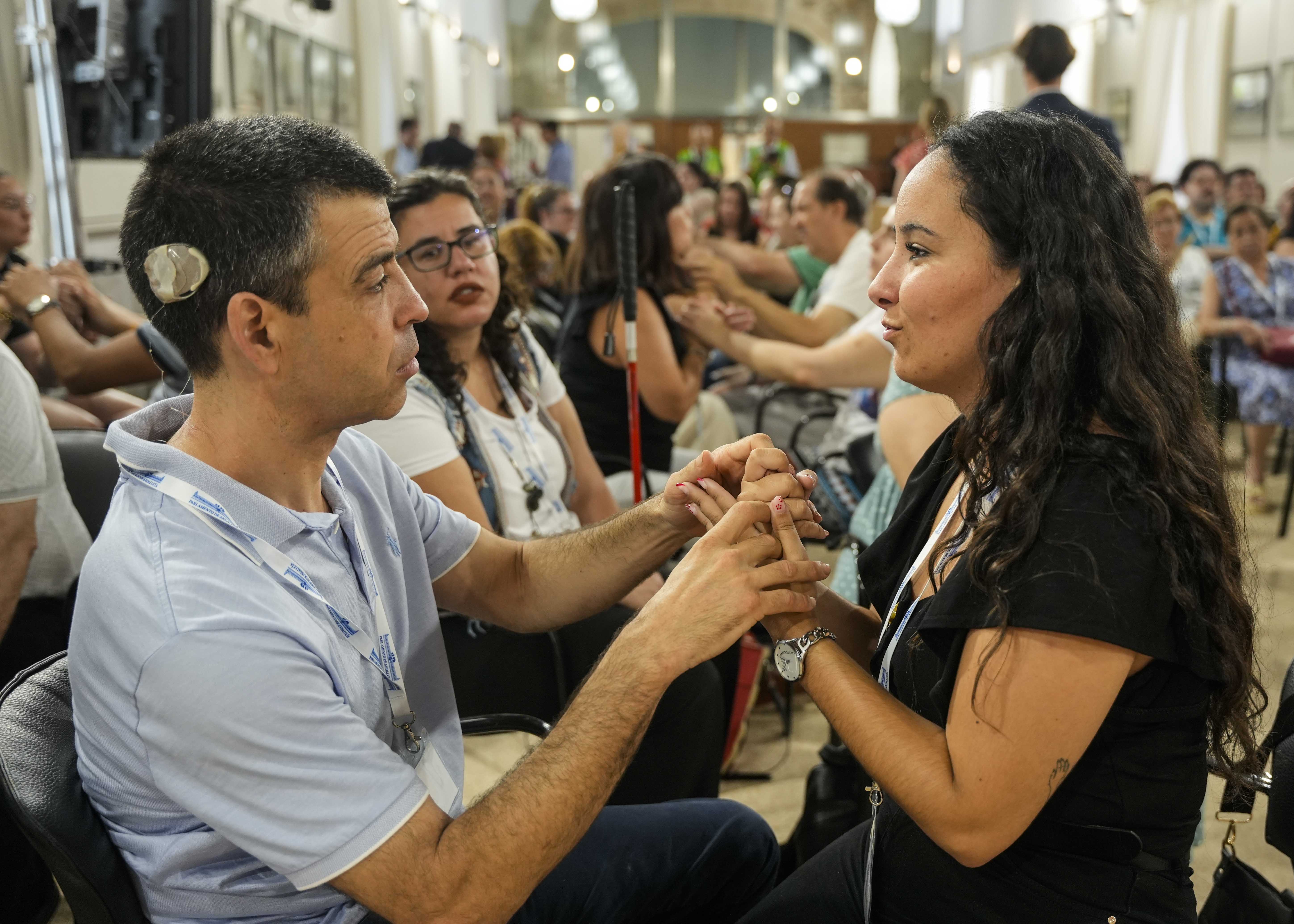Imagen de la comunicacin entre dos de los asistentes al acto con motivo del Da Internacional de las Personas con Sordoceguera