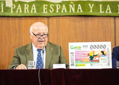El presidente del Parlamento de Andaluca con el cupn que se ha presentado para conmemorar la efemride 