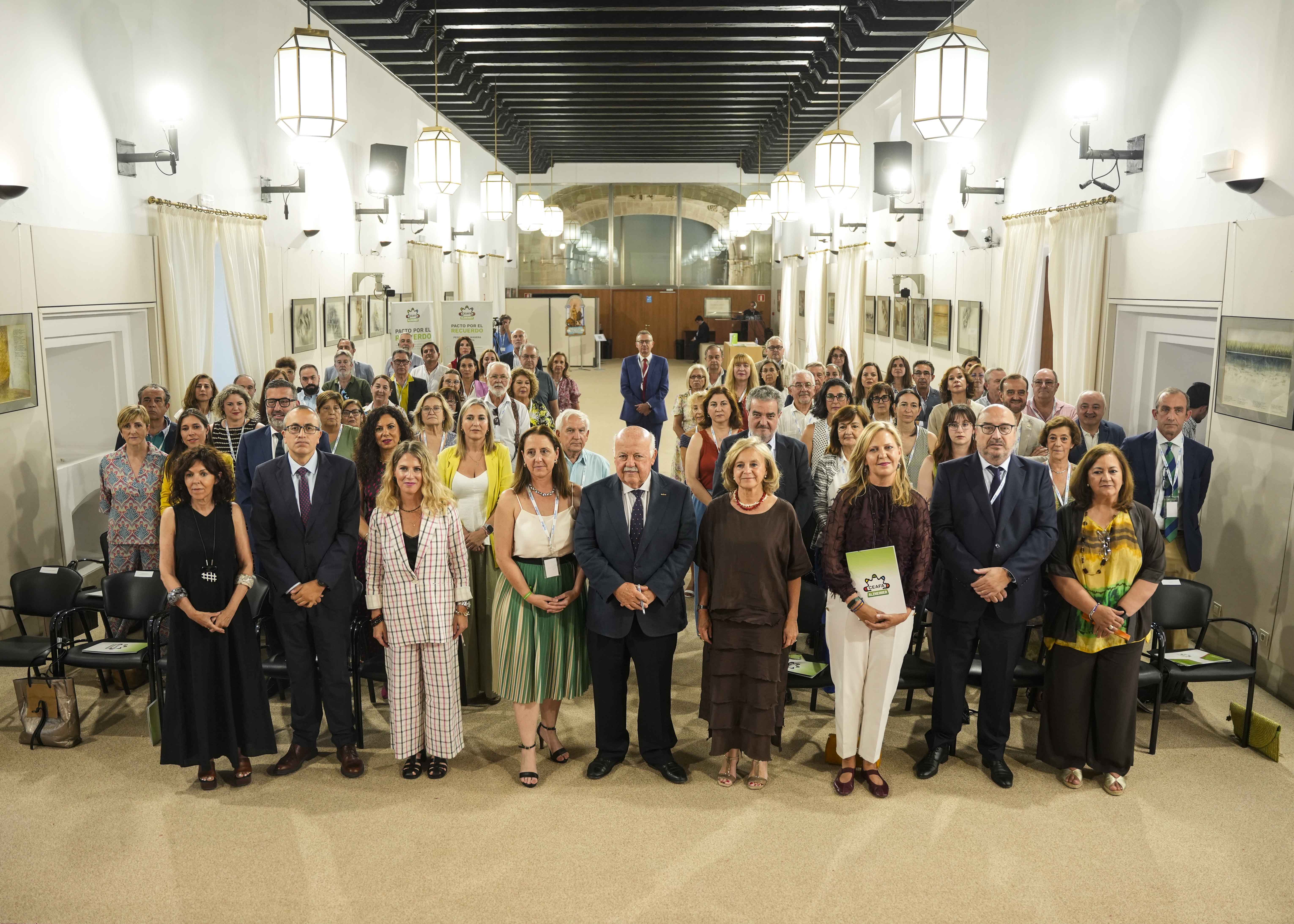Foto de familia de los asistentes al acto de lectura del Pacto por el Recuerdo