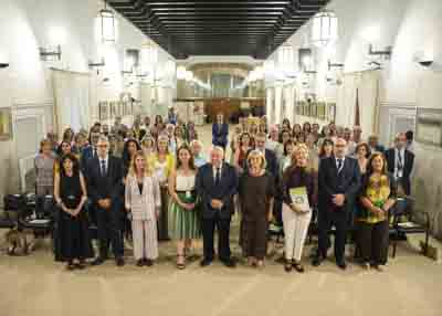 Foto de familia de los asistentes al acto de lectura del Pacto por el Recuerdo