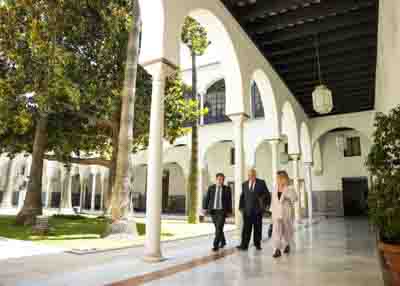 El presidente del Parlamento de Andaluca, Jess Aguirre, y la vicepresidenta primera, Ana Mara Mestre, se dirigen al saln de plenos 