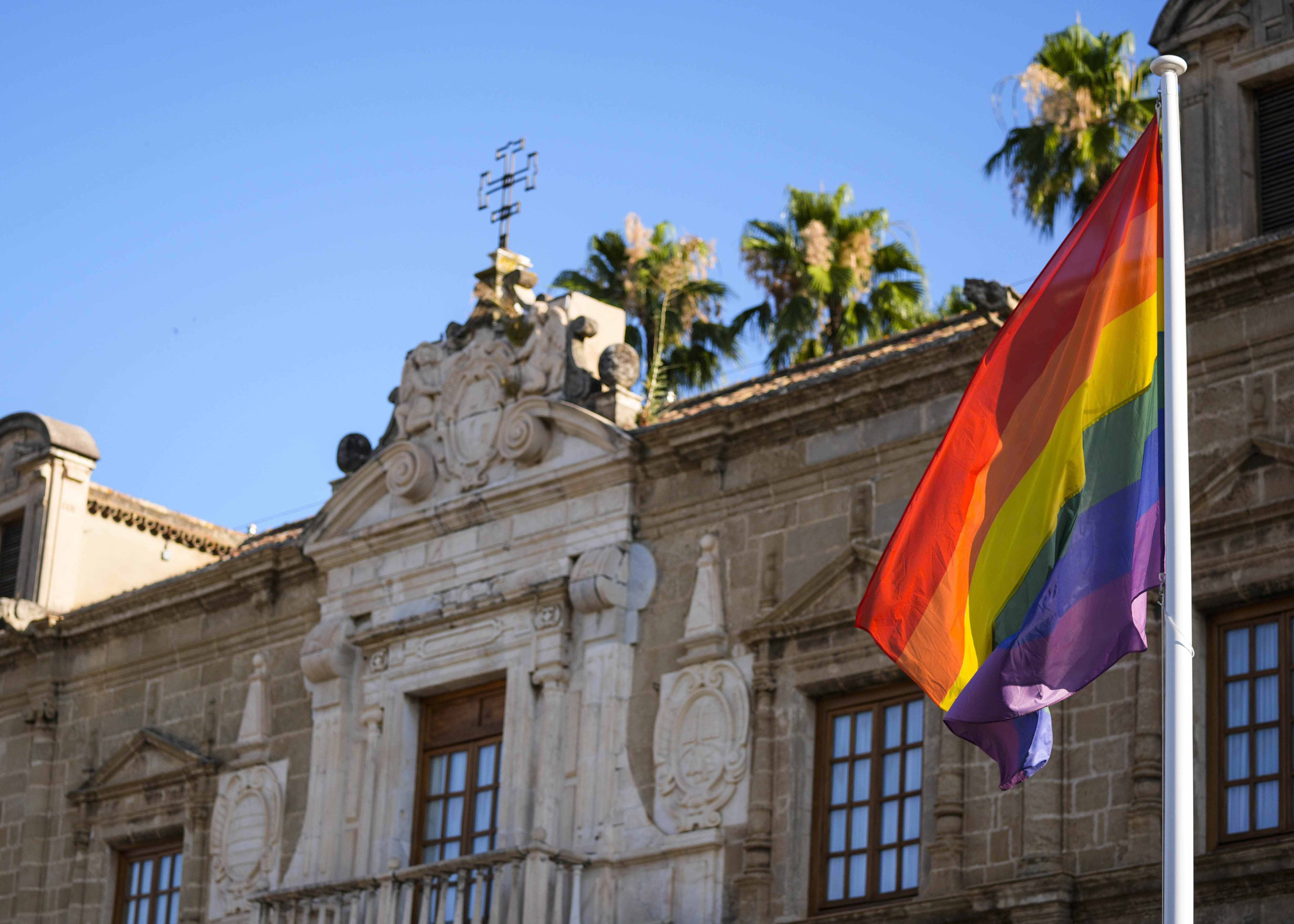 El Parlamento de Andaluca se suma un ao ms a la celebracin del Da Internacional del Orgullo LGTBI, que se conmemora el 28 de junio, con el izado de su bandera en el exterior  