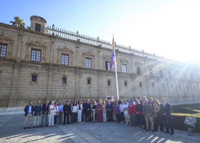  El presidente de la Cmara, miembros de la Mesa, diputados de los grupos parlamentarios, consejeras y representantes de la Red de Municipios Orgullosos tras el izado de la bandera  