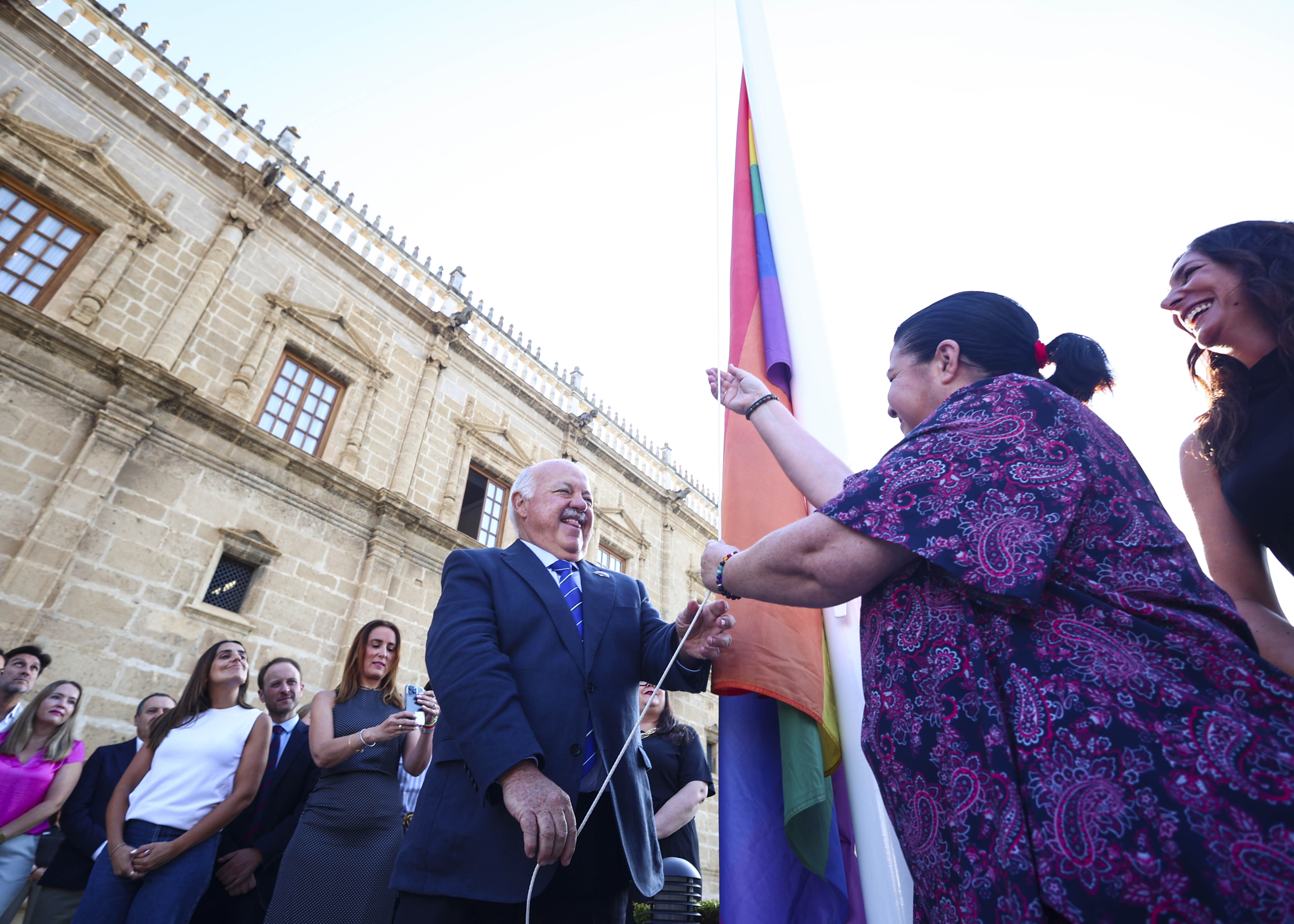 Jess Aguirre, presidente del Parlamento, acompaado por la consejera de Inclusin Social, Loles Lpez, iza la Bandera de la Diversidad de la Red de Municipios Orgullosos 