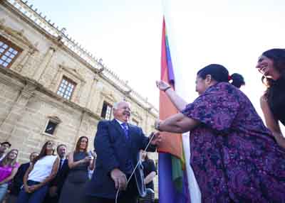 Jess Aguirre, presidente del Parlamento, acompaado por la consejera de Inclusin Social, Loles Lpez, iza la Bandera de la Diversidad de la Red de Municipios Orgullosos 