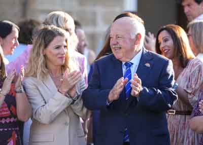  El presidente de la Cmara, Jess Aguirre, y la vicepresidenta primera, Ana Mestre, aplauden tras el izado de la bandera