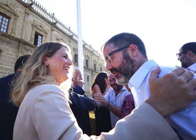 La vicepresidenta primera, Ana Mestre, saluda a Manolo Rosado, presidente de la Red de Municipios Orgullosos 