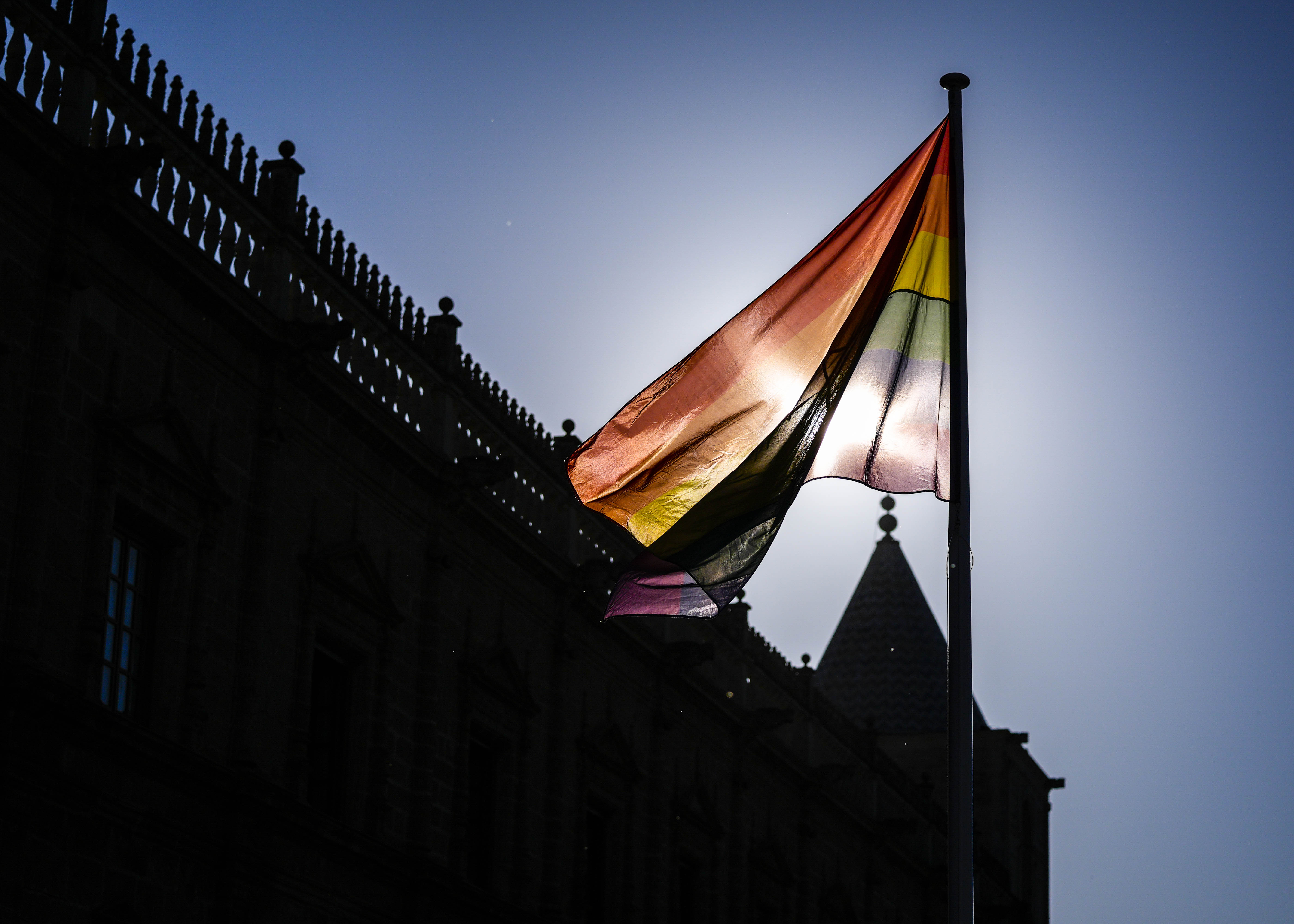  Imagen a contraluz de la Bandera de la Diversidad 