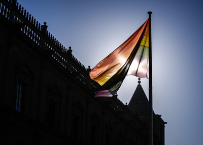  Imagen a contraluz de la Bandera de la Diversidad 