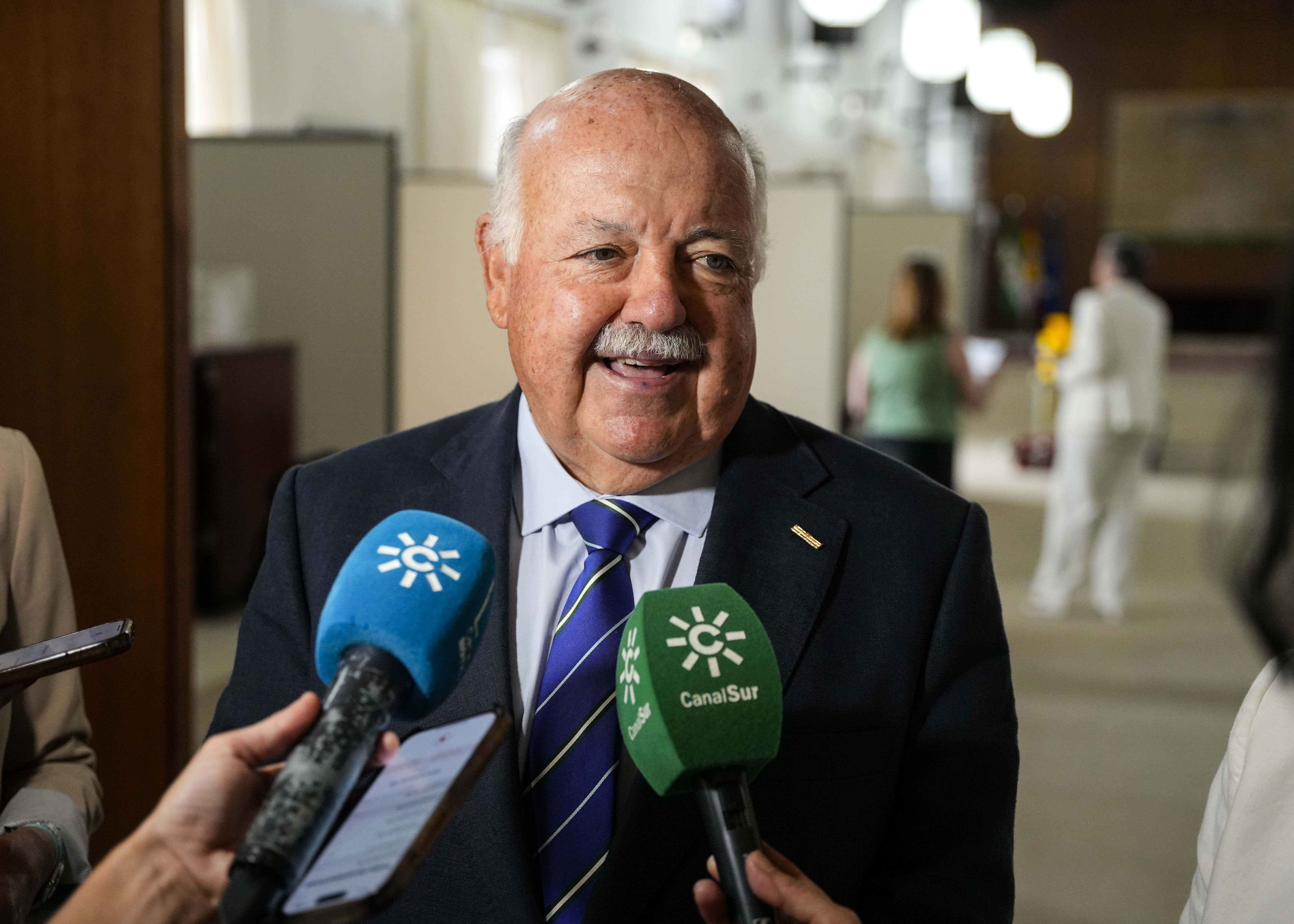 El presidente del Parlamento, Jess Aguirre, hace unas declaraciones a los medios antes de la donacin en el Parlamento de Andaluca 