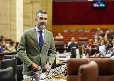 El consejero de Agricultura, Pesca, Agua y Desarrollo Rural, Ramn Fernndez-Pacheco, contesta 