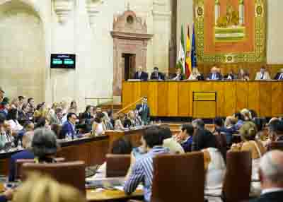  El pleno durante las preguntas de los portavoces parlamentarios al presidente de la Junta de Andaluca 