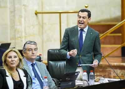 El presidente de la Junta de Andaluca, Juan Manuel Moreno, contesta a las preguntas de los portavoces parlamentarios en la sesin de control 