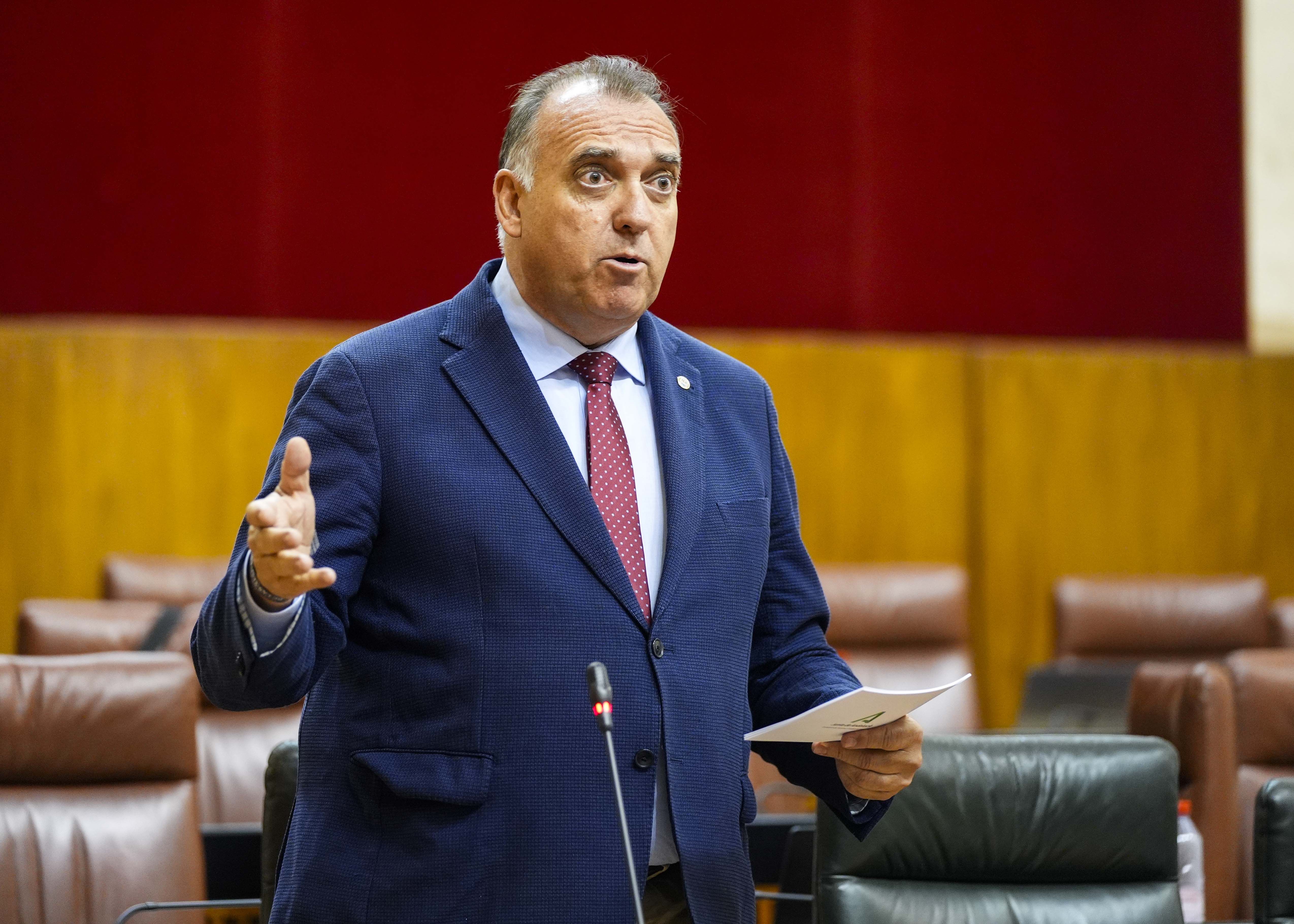 El consejero de Turismo y Andaluca Exterior, Arturo Bernal, responde a la pregunta de su competencia

 