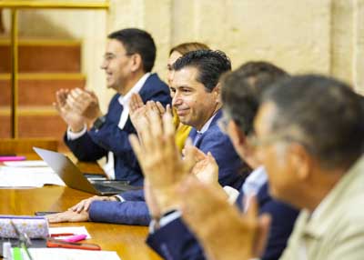 Aplausos de despedida para el diputado del Grupo Socialista Rafael Mrquez en su ltima sesin plenaria 
