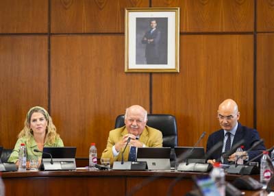 El presidente del Parlamento de Andaluca, Jess Aguirre, acompaado de la vicepresidenta primera, Ana Mara Mestre, y del letrado letrado mayor de la Cmara, Manuel Carrasco 