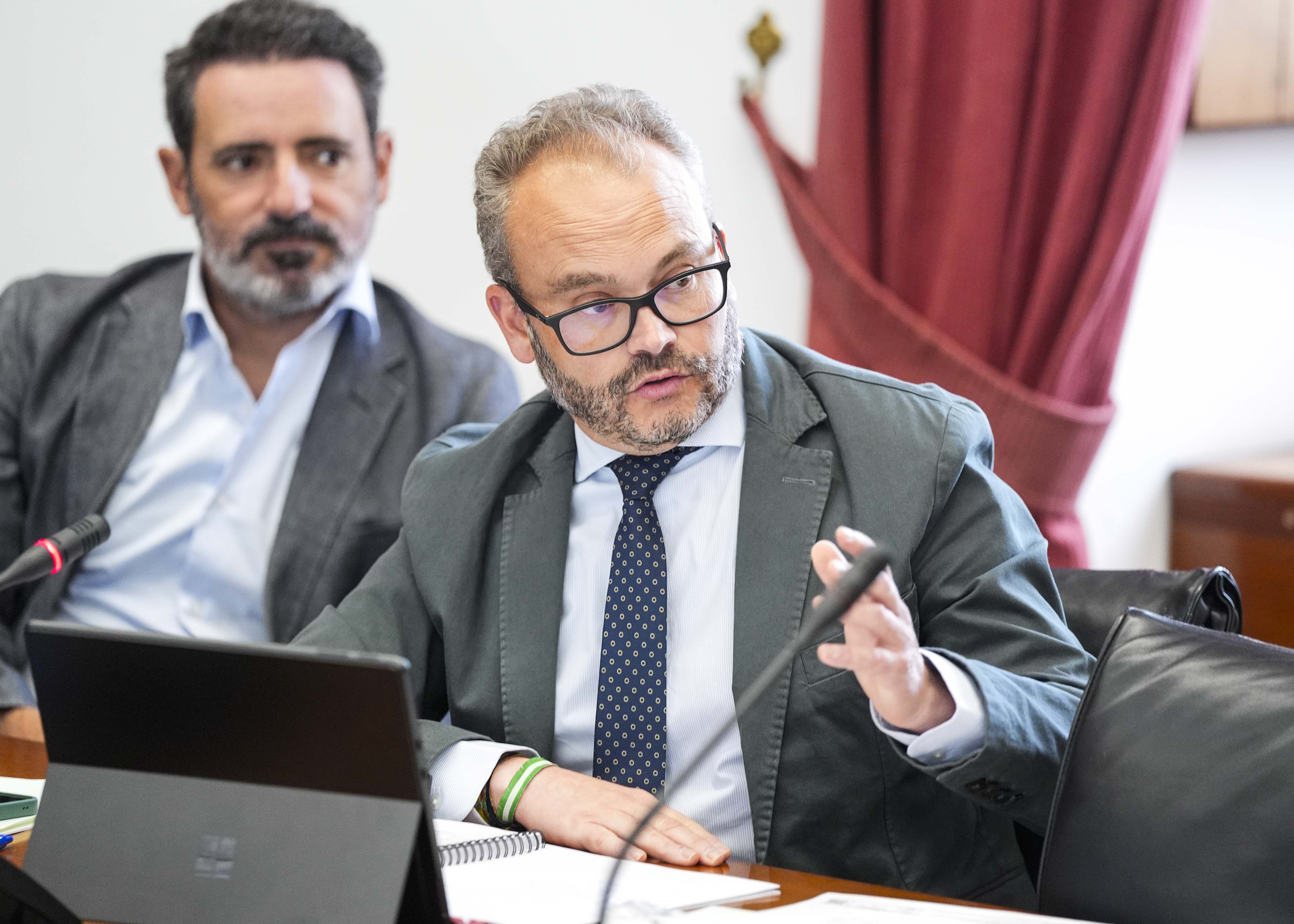  Mariano Garca, portavoz del Grupo Parlamentario Popular de Andaluca, interviene en presencia del secretario tercero, Jos Ramn Carmona