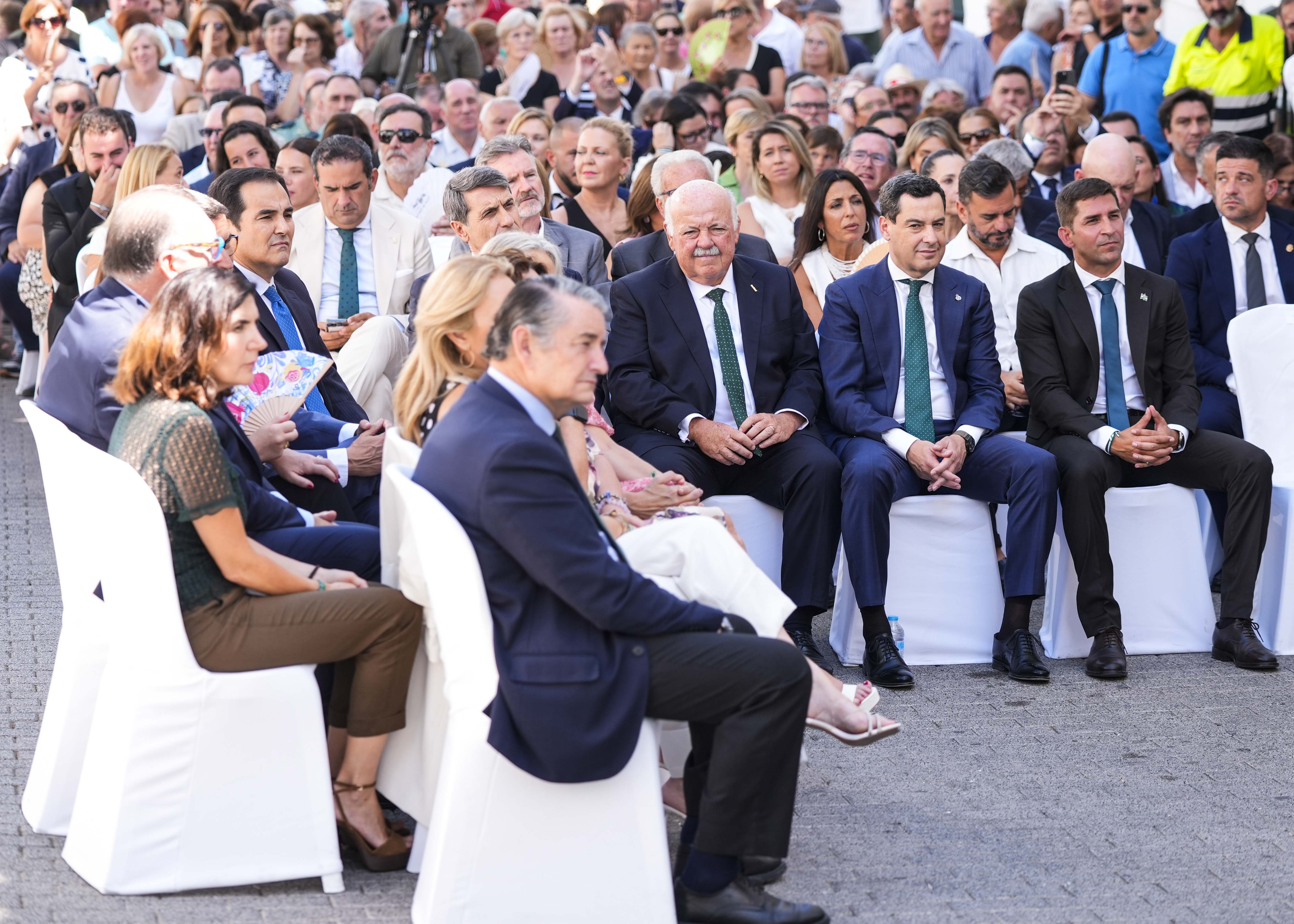 El presidente del Parlamento, el presidente de la Junta de Andaluca, el alcalde de Casares, miembros del Consejo de Gobierno y autoridades durante la conmemoracin
