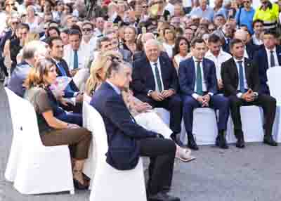 El presidente del Parlamento, el presidente de la Junta de Andaluca, el alcalde de Casares, miembros del Consejo de Gobierno y autoridades durante la conmemoracin