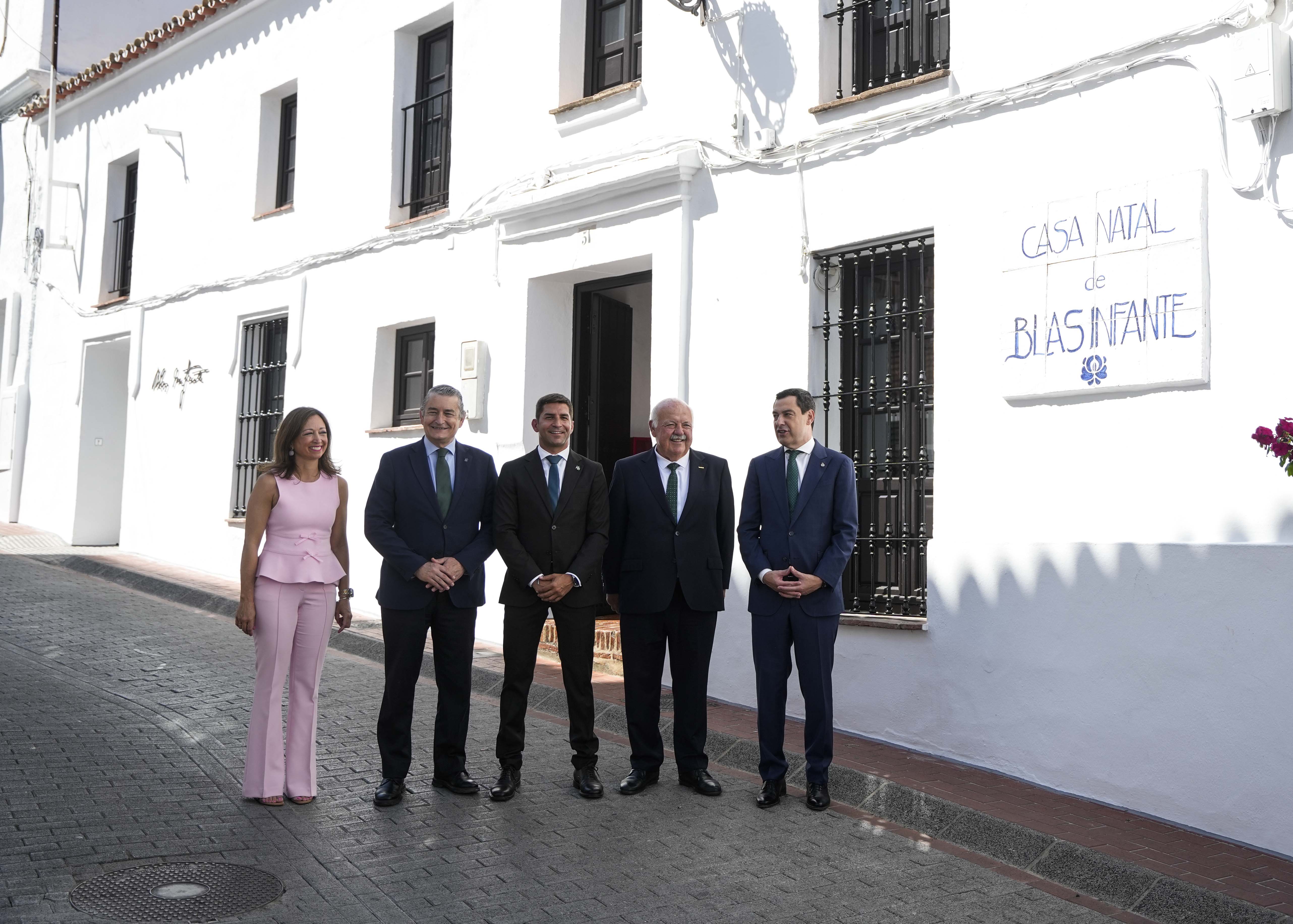   El presidente del Parlamento, el presidente de la Junta de Andaluca y otras autoridades junto a la casa natal de Blas Infante