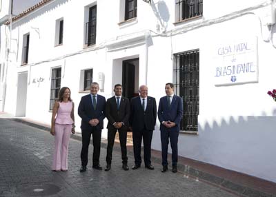  El presidente del Parlamento, el presidente de la Junta de Andaluca y otras autoridades junto a la casa natal de Blas Infante