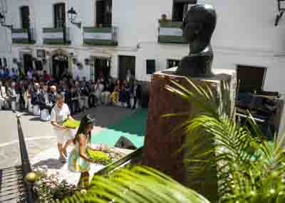  Ofrenda floral en nombre del pueblo de Casares 