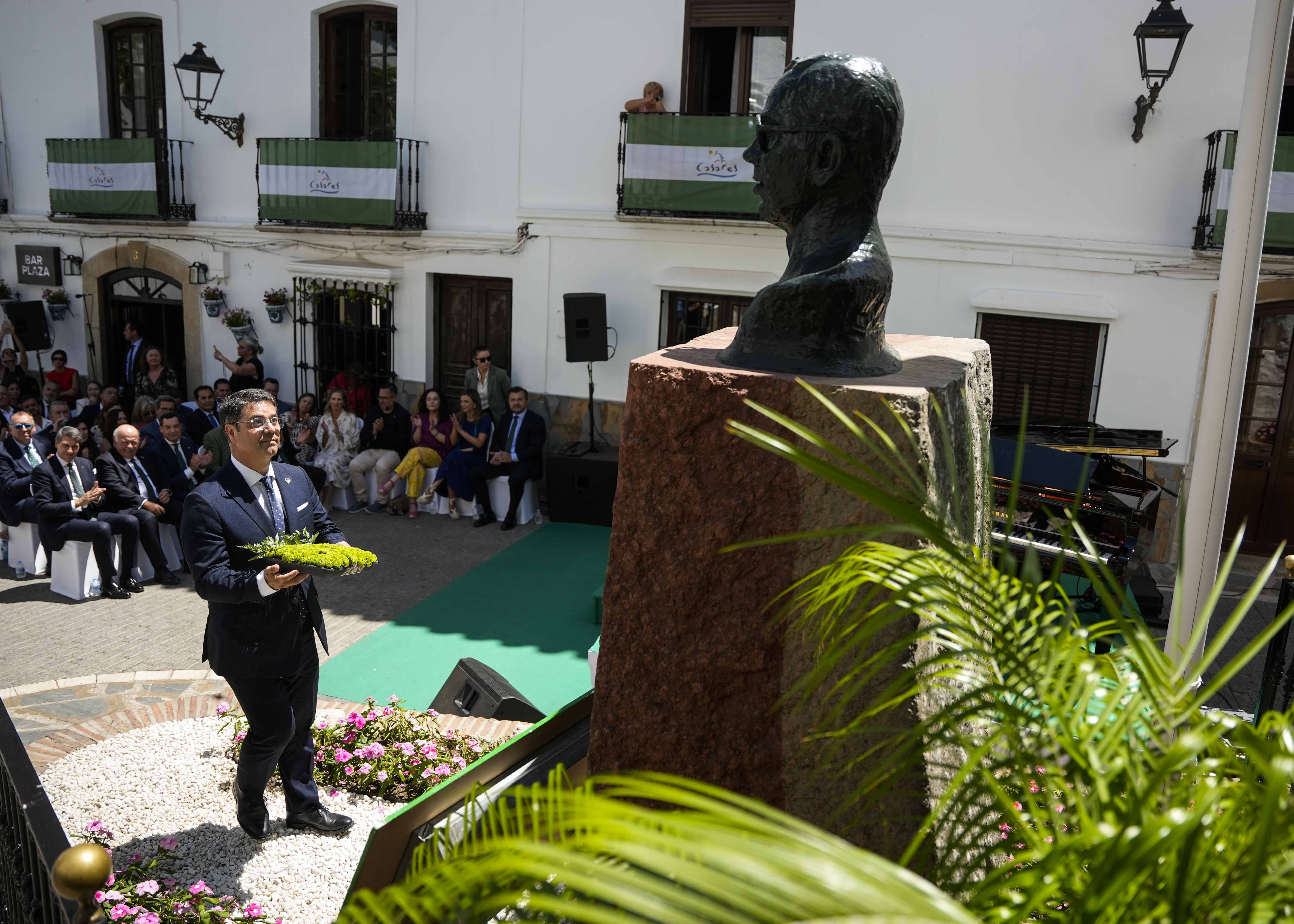 Ofrenda floral del Ayuntamiento de Coria del Ro 