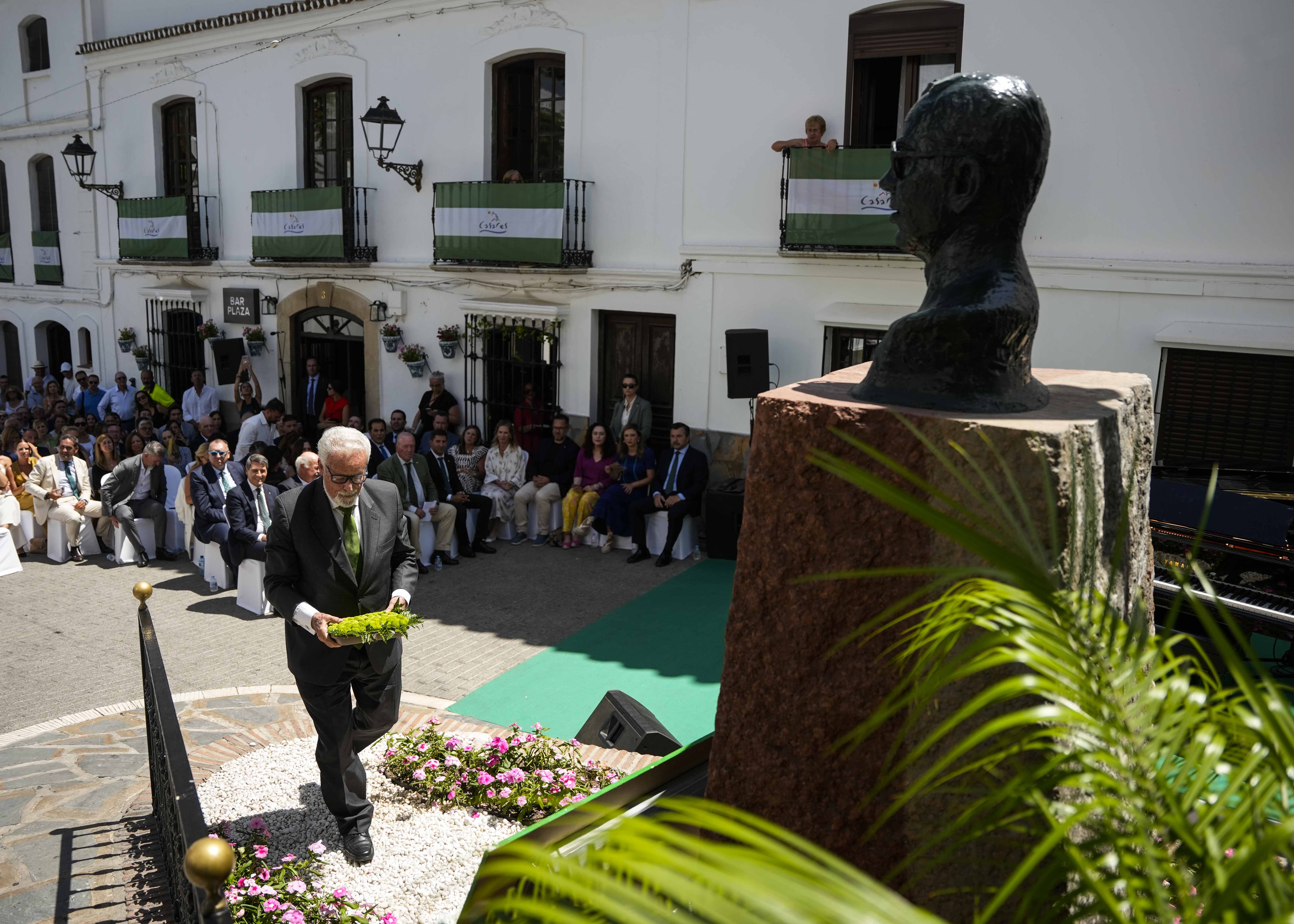 Ofrenda floral del Defensor del Pueblo Andaluz 
