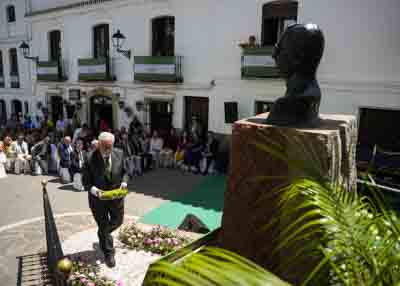 Ofrenda floral del Defensor del Pueblo Andaluz 