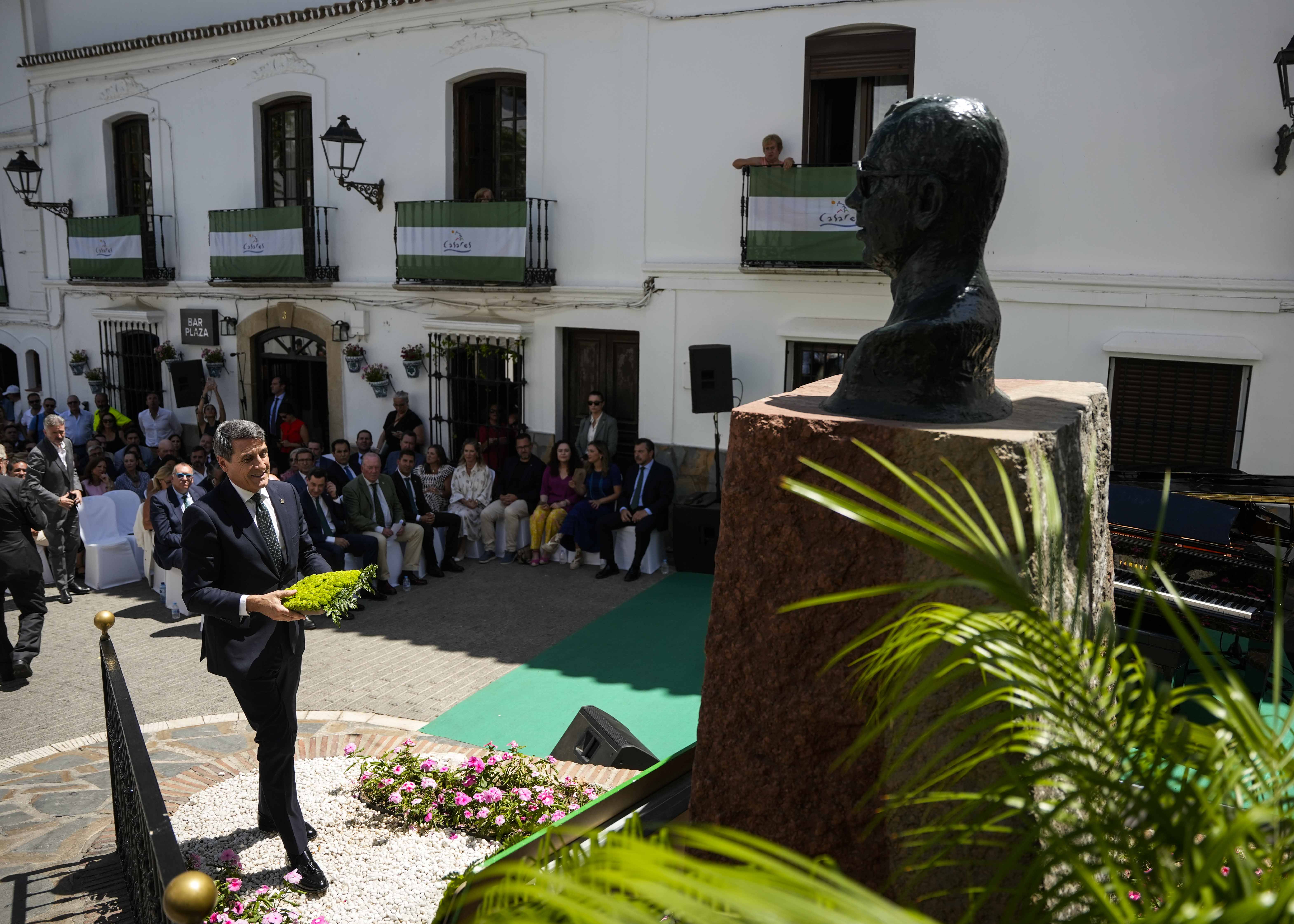 Ofrenda floral de la Delegacin del Gobierno en Andaluca 
