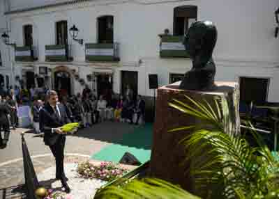 Ofrenda floral de la Delegacin del Gobierno en Andaluca 