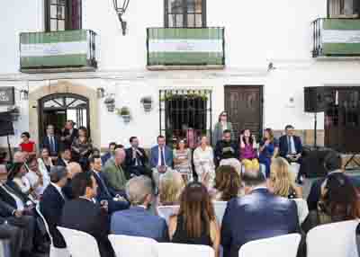  La Mesa del Parlamento, diputados y otras autoridades durante el desarrollo del homenaje 