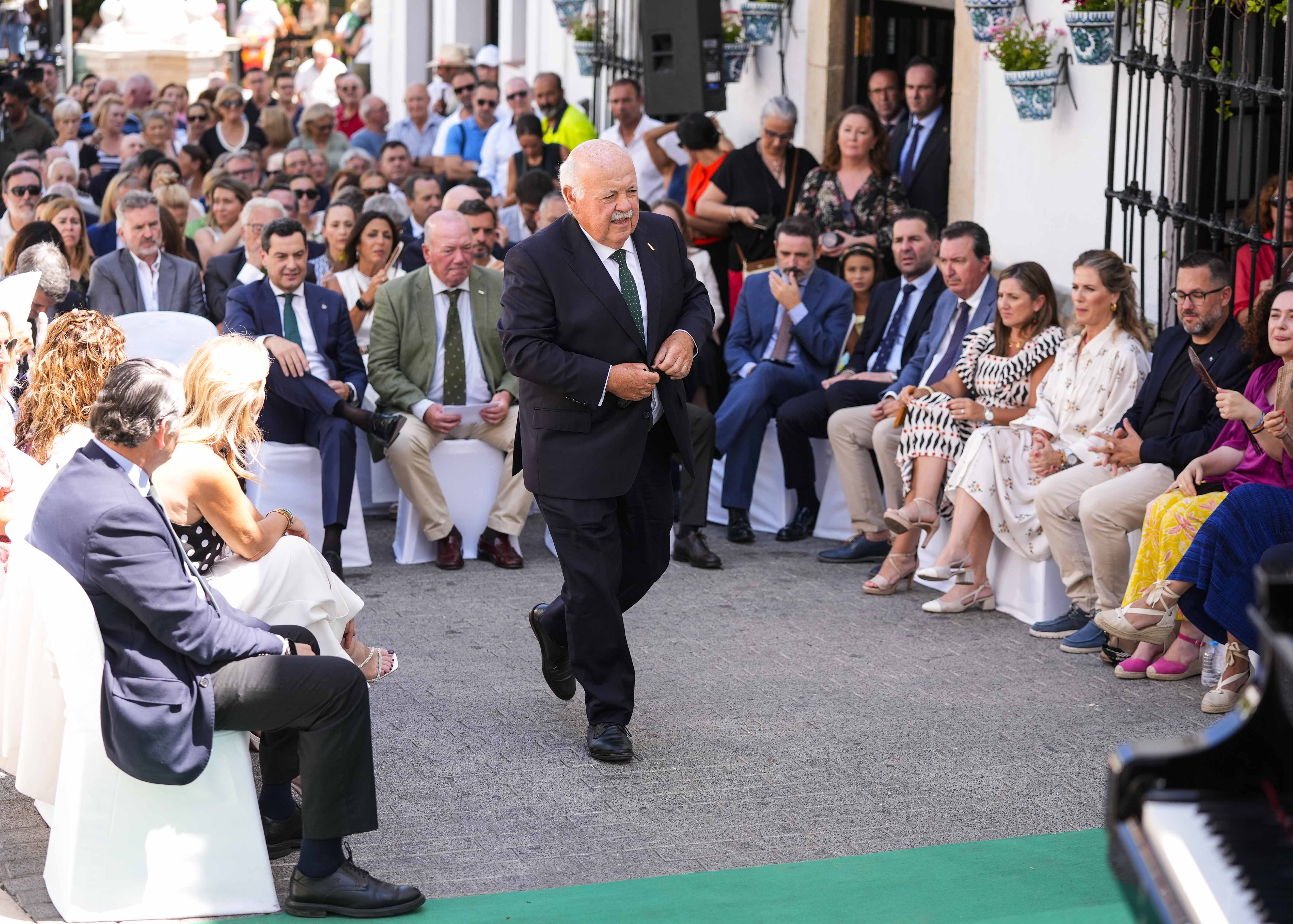  Jess Aguirre, presidente del Parlamento de Andaluca, se dirige a depositar la ofrenda floral 